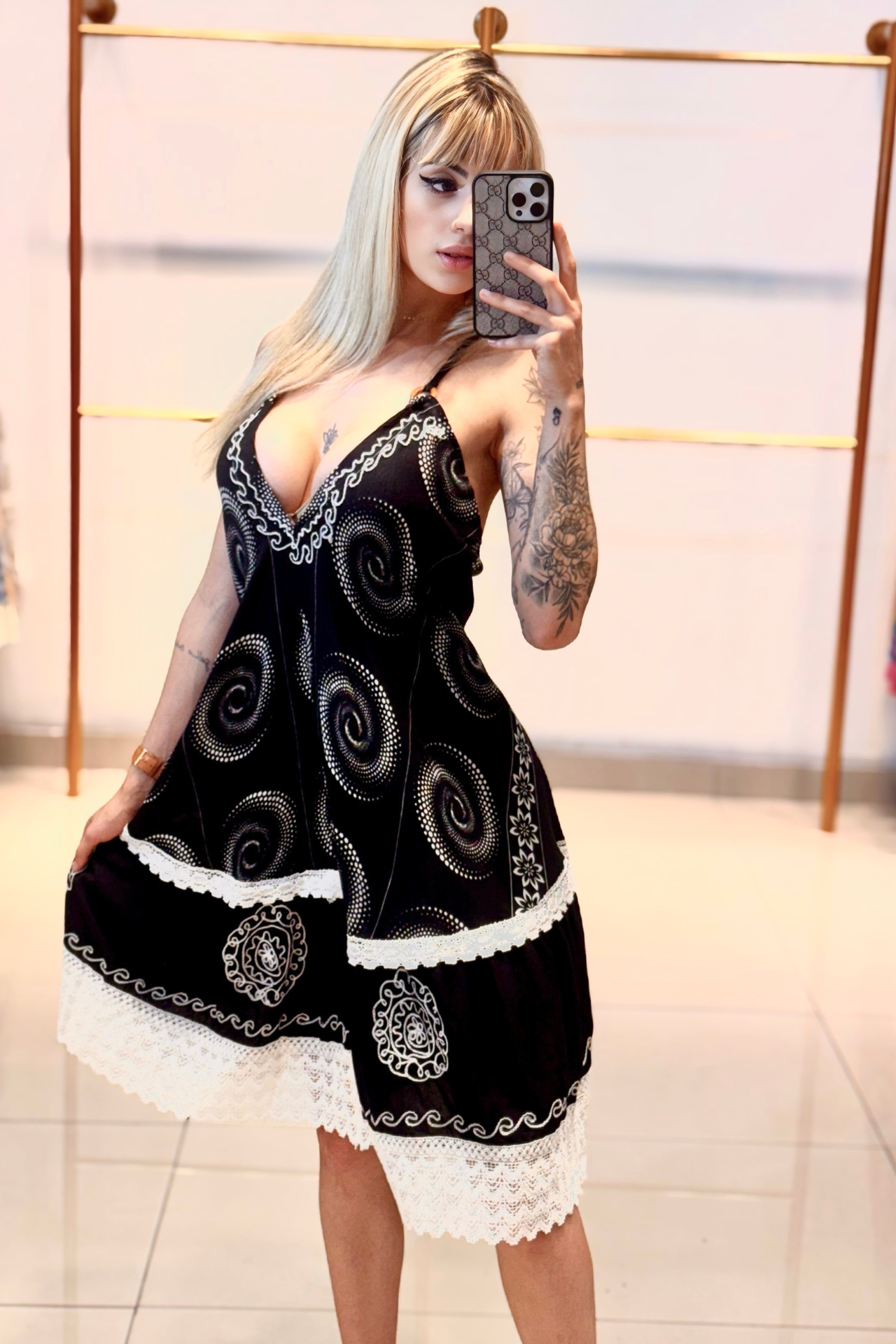 Vestido Curto Costas Trançadas Argolas